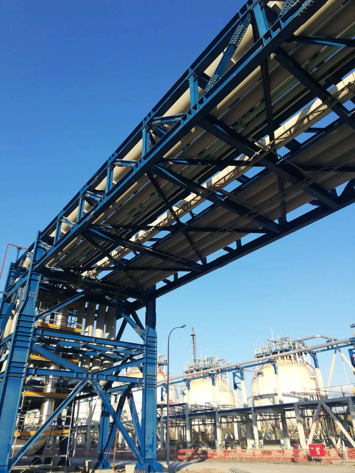 Elevated pipe rack